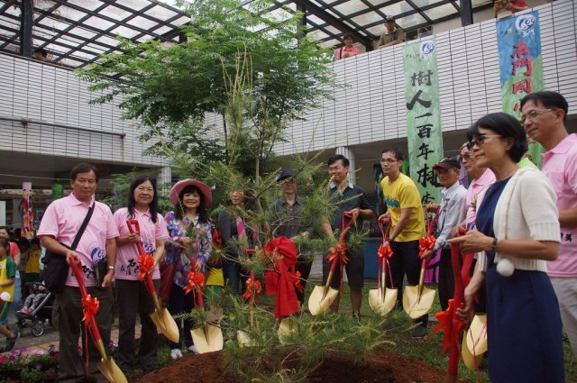 100-tree-planting-35