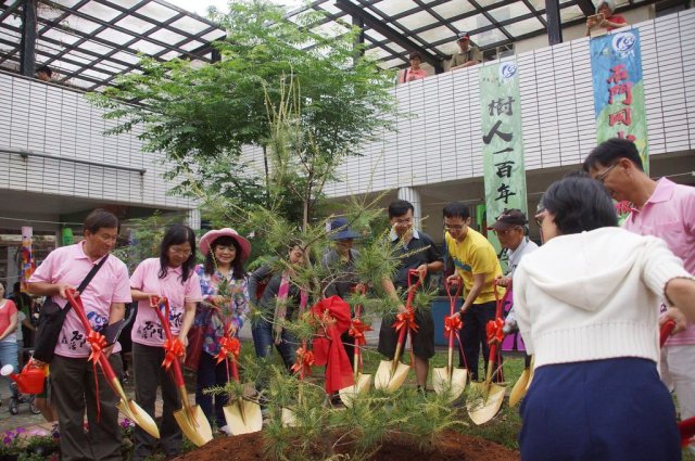 100-tree-planting-37