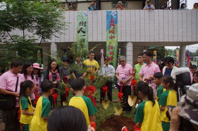 100-tree-planting-56